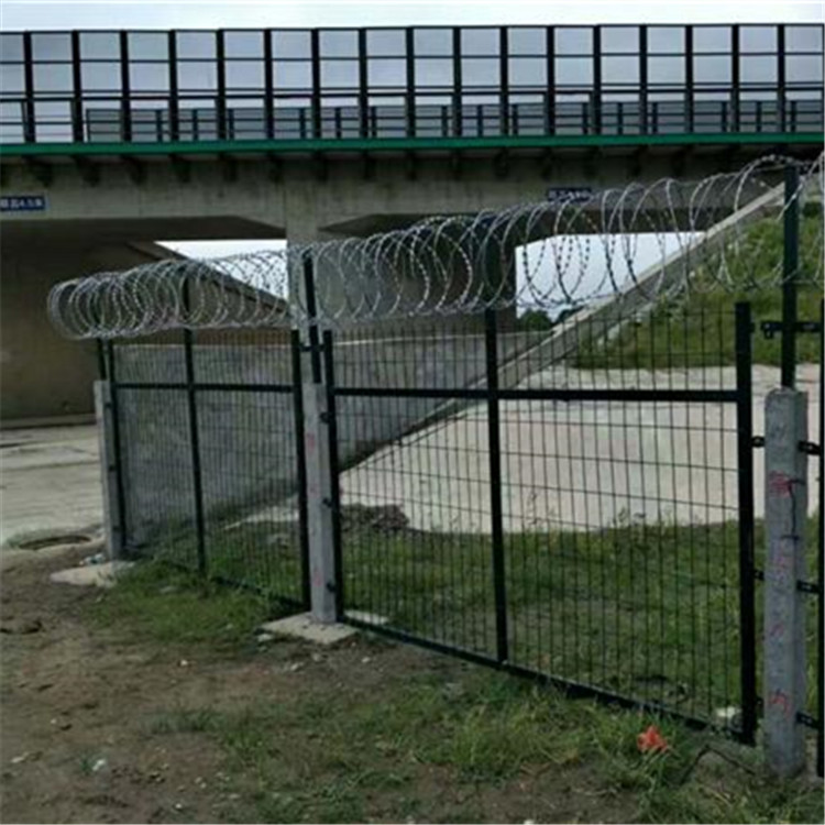 鐵路防護(hù)柵欄案例展示圖片1 鐵路防護(hù)柵欄案例展示圖片1